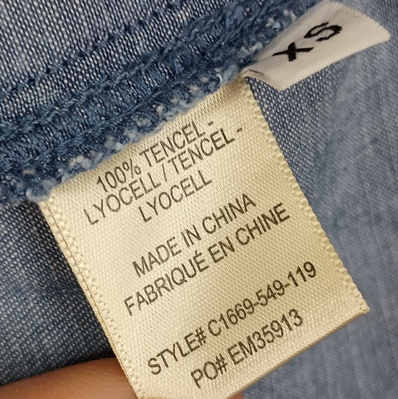 Cloth & Stone Chambray Keyhole Button Back Bell- Sleeve Top XS - Picture 6 of 6